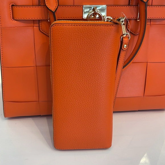 MICHAEL KORS
Jet Set Travel Large Pebbled Leather Wristlet Wallet Phone Holder - Picture 3 of 16